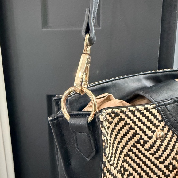 Ann Taylor Straw & Vinyl Shoulder and Hand Bag with Tortoise Round Handle - Picture 4 of 7